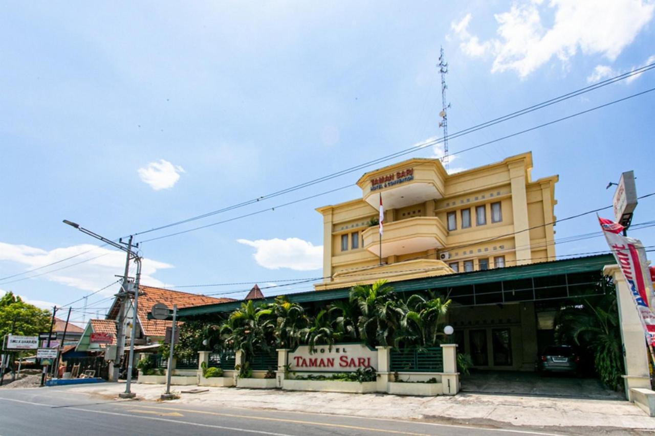 Reddoorz Plus Near Alun Alun Karanganyar Solo Exterior foto