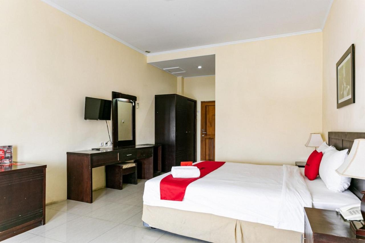 Reddoorz Plus Near Alun Alun Karanganyar Solo Exterior foto